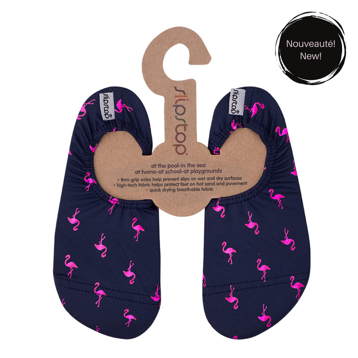 Slip Stop chaussons bleu marine avec motifs flamants roses pour enfant, tissu respirant, vue de face porté sur carton suspendu.