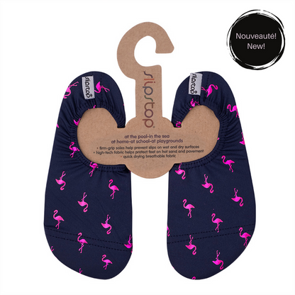 Slip Stop chaussons bleu marine avec motifs flamants roses pour enfant, tissu respirant, vue de face porté sur carton suspendu.