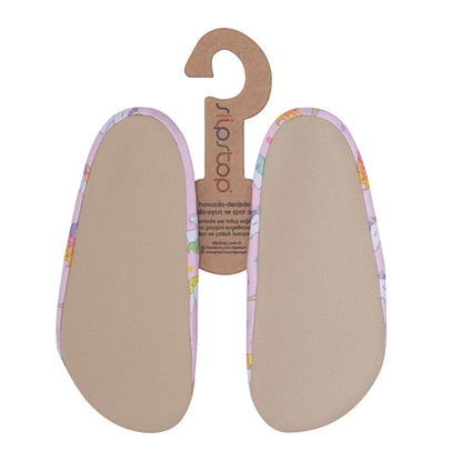 Slip Stop chaussons beige semelle antidérapante bordure lilas motifs multicolores, vue dessus sur support carton