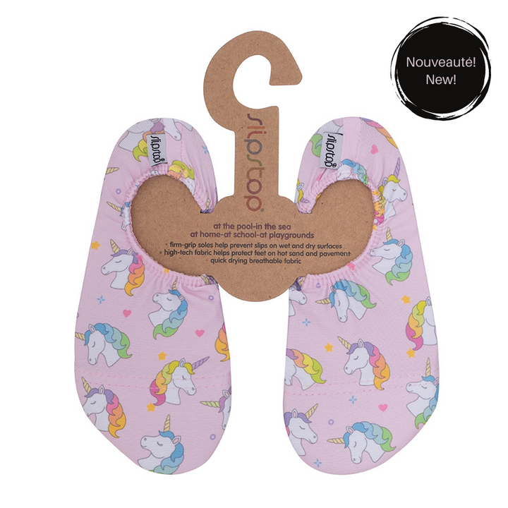 Slip Stop chaussons roses à motifs licornes multicolores pour enfant, vue dessus avec packaging en carton brun.