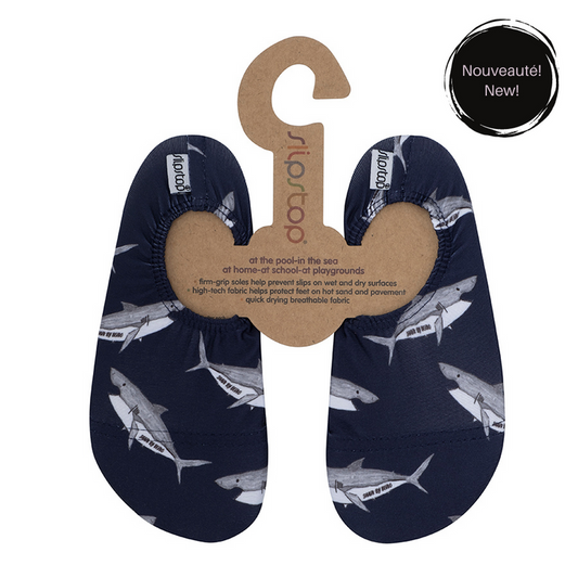 Chaussons Slip Stop bleu marine avec motif requins gris, tissu respirant, semelles antidérapantes, vue de face, pour enfant.
