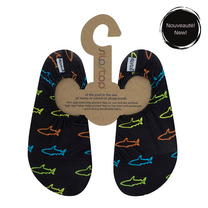 Slip Stop chaussons noirs avec motifs requins multicolores, tissu respirant, semelles antidérapantes, vue de dessus pour enfant.