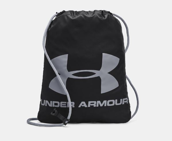 Sac à cordons - Under Armour noir avec logo gris, cordon de serrage et pince de sternum, vue de face sur fond clair.
