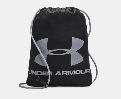 Sac à cordons - Under Armour noir avec logo gris, cordon de serrage et pince de sternum, vue de face sur fond clair.