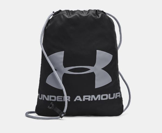 Sac à cordons - Under Armour noir avec logo gris, cordon de serrage et pince de sternum, vue de face sur fond clair.
