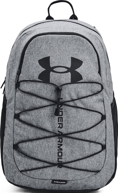Sac à dos - Under Armour gris clair avec logo noir, tissu imperméable, vue de face, style urbain unisexe adulte.
