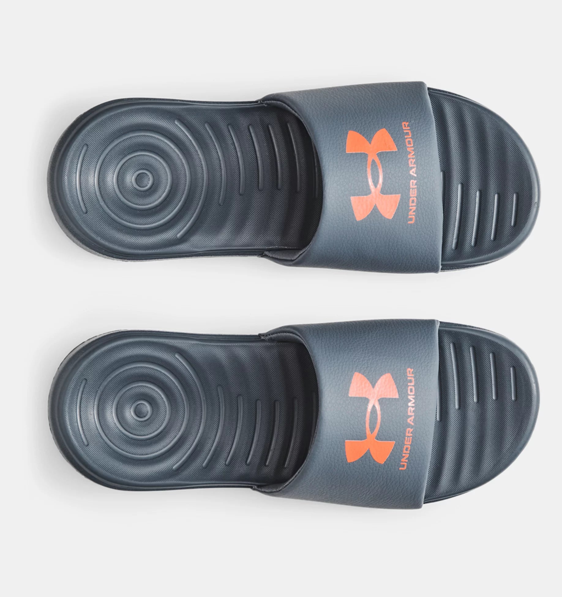 Sandales - Under Armour noires avec logo orange, style slide, semelle texturée, vue de dessus, unisexe adulte.